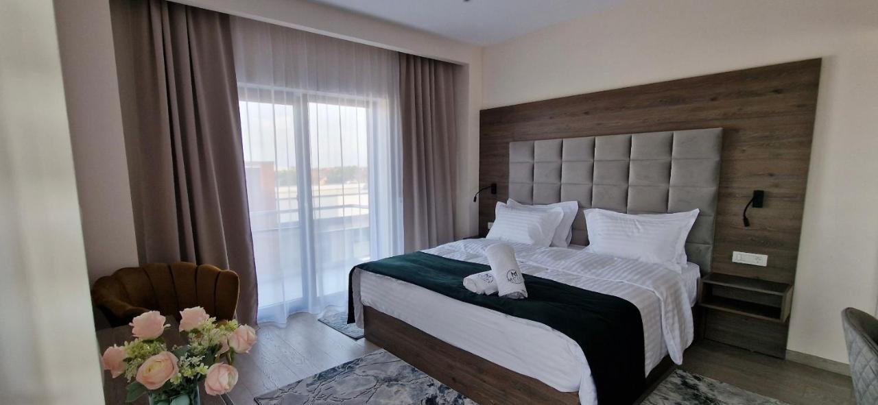 M City Aparthotel Arad Exteriör bild