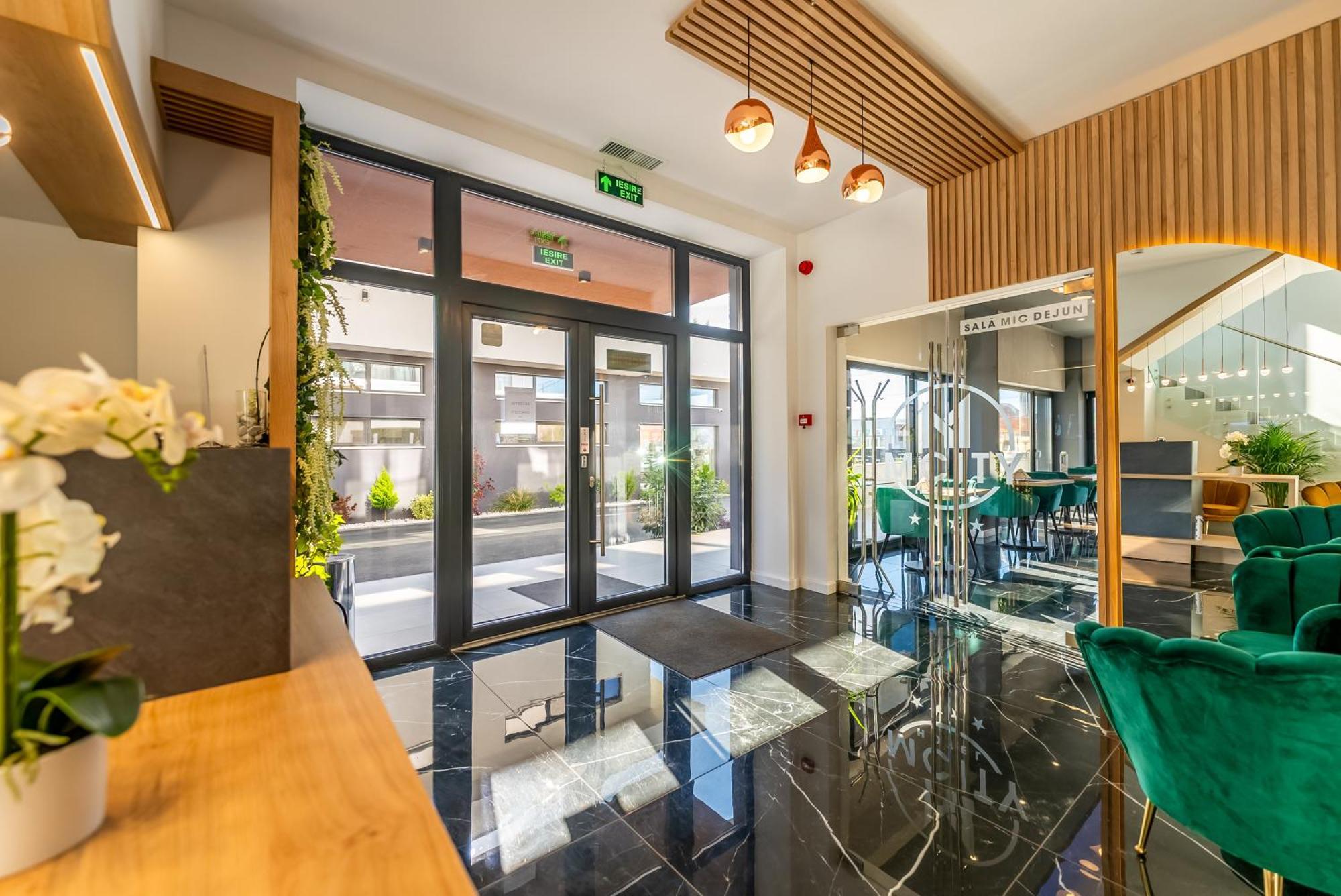 M City Aparthotel Arad Exteriör bild