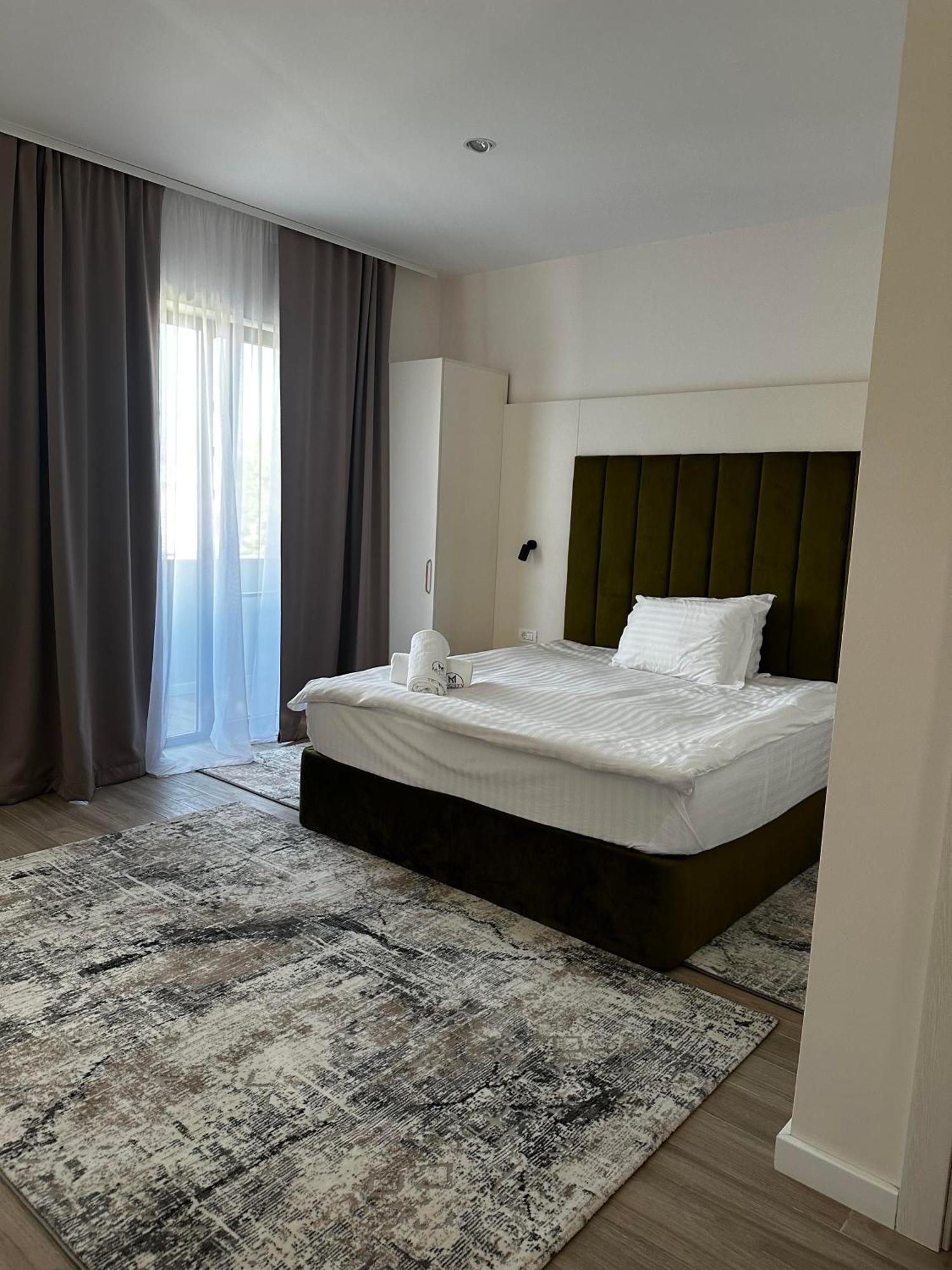 M City Aparthotel Arad Exteriör bild